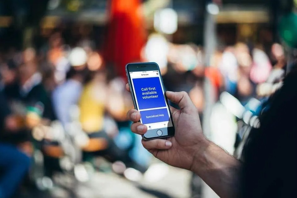 Γίνε τα μάτια κάποιου που σε έχει ανάγκη