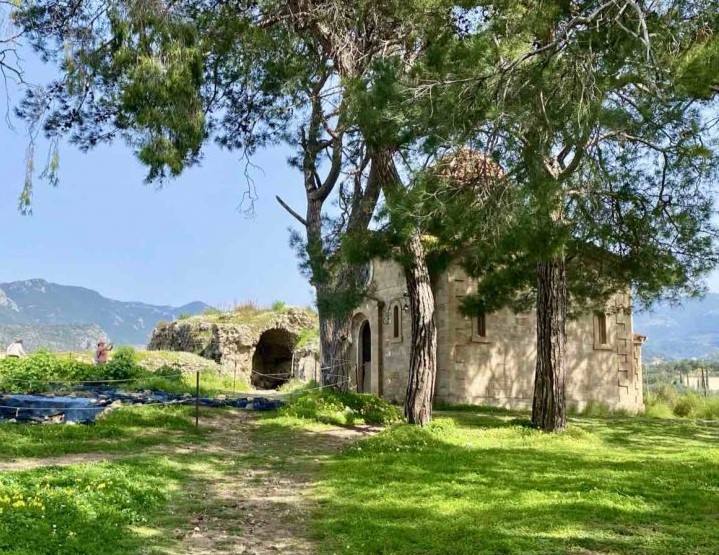 Εσπερινός με αρτοκλασία σήμερα για την εορτή των Τριών Ιεραρχών