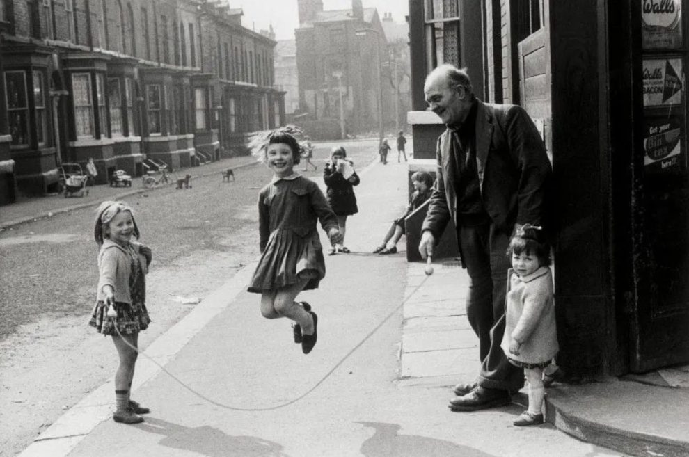 «Κάθε γενιά κοροϊδεύει τις παλιές μόδες, αλλά ακολουθεί με θρησκευτική ευλάβεια τις νέες»