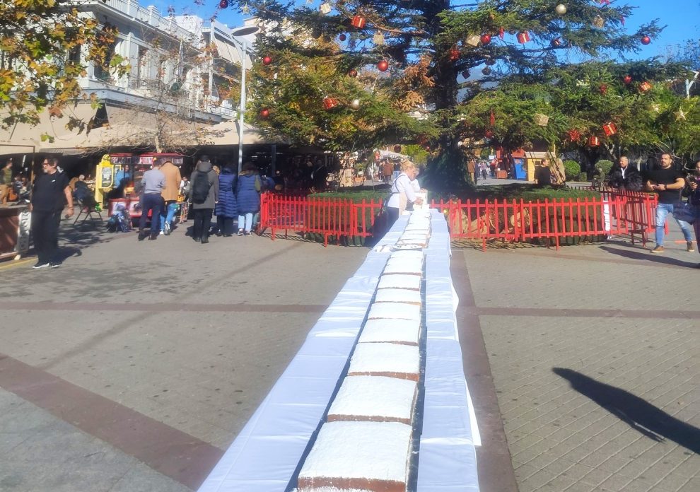 Κοπή γιγάντιας βασιλόπιτας στην κεντρική πλατεία Καλαμάτας από τον Σύλλογο Εστίασης Μεσσηνίας