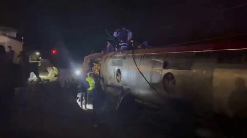 Ισπανία: Tουλάχιστον 21 νεκροί, δεκάδες τραυματίες μετά τον εκτροχιασμό δύο τρένων υψηλής ταχύτητας