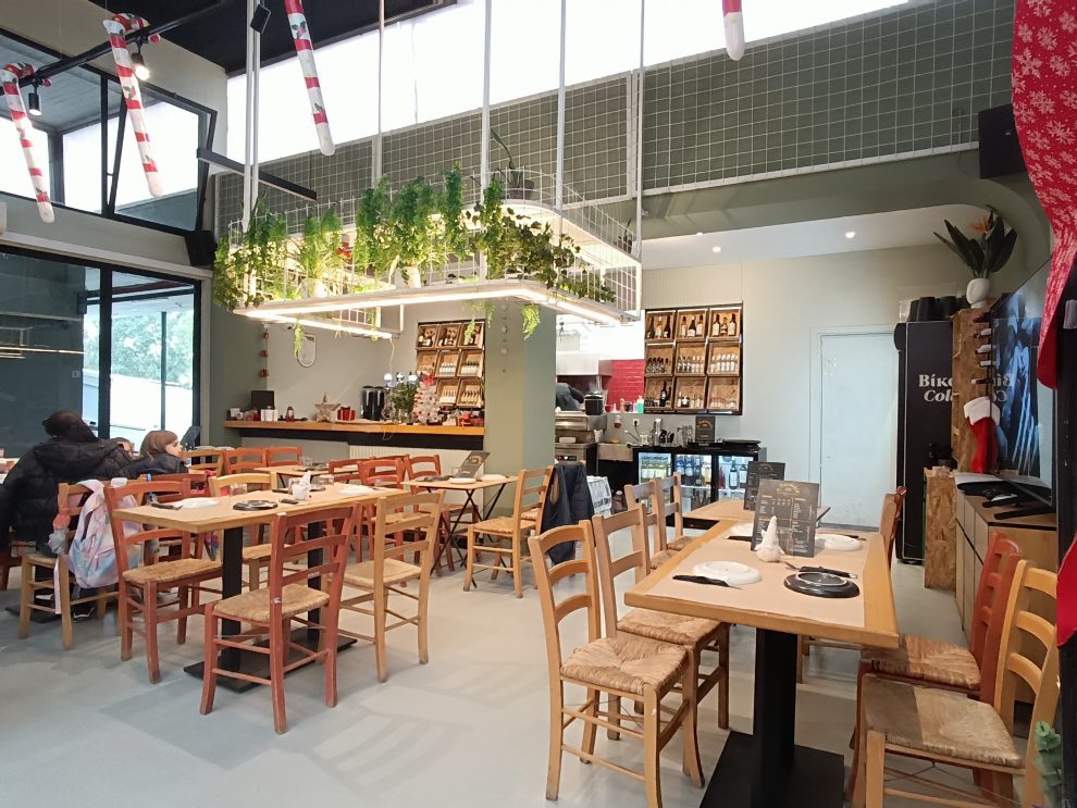 Ποιο είναι το «μυστικό» της «Ποικιλίας»; Ο ανανεωμένος χώρος που σερβίρει παϊδάκια σκέτο γλύκισμα…και όχι μόνο!!!