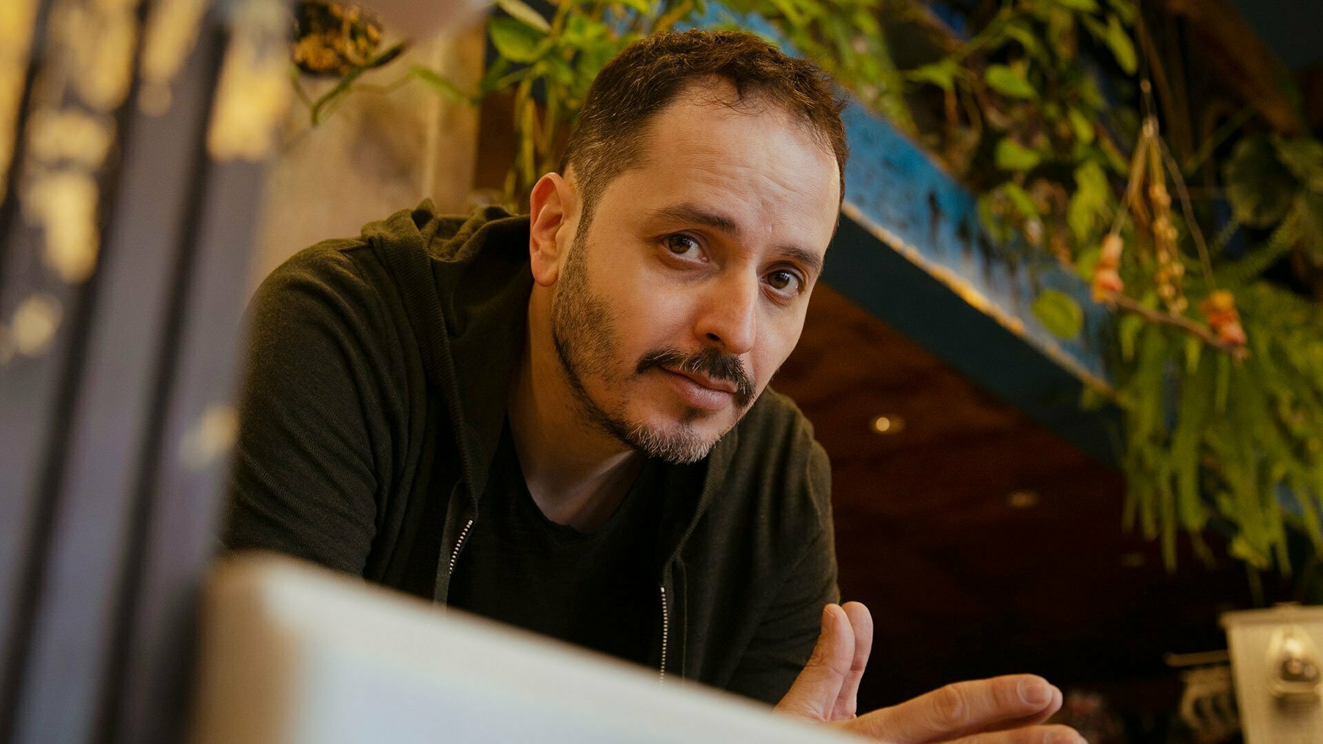 Ξανά διαθέσιμα εισιτήρια για τον Αλέξανδρο Τσουβέλα στην Καλαμάτα