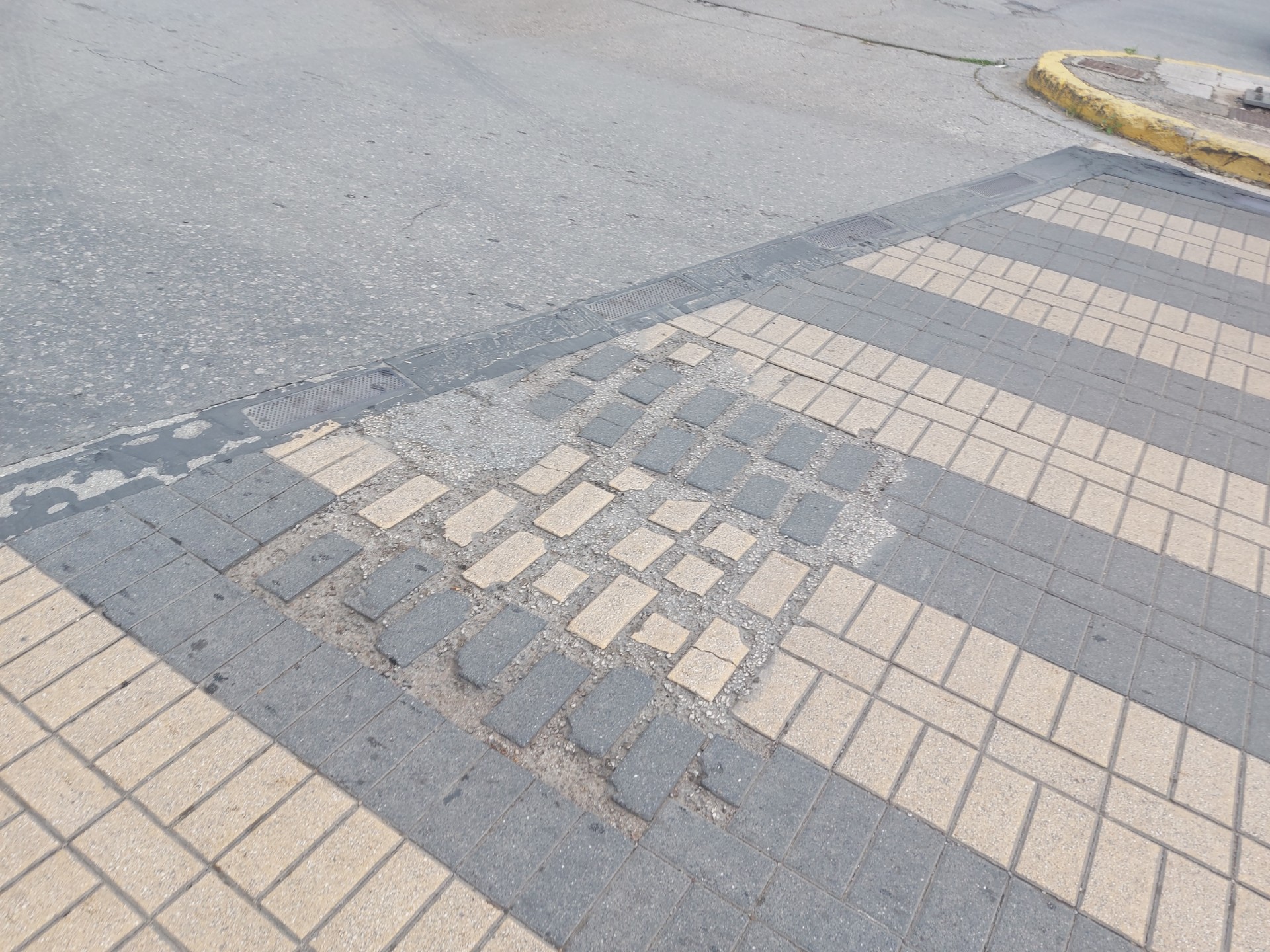 Τι απαντά ο δήμαρχος Καλαμάτας για  τα προβλήματα με τους κυβόλιθους