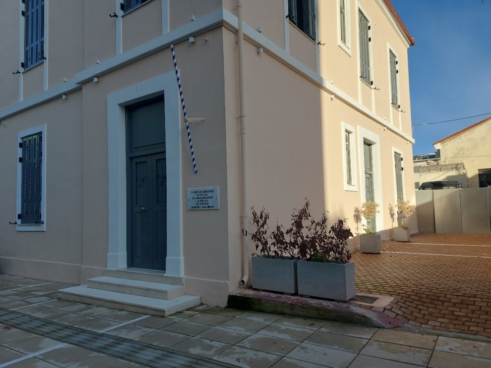 Ιστός χωρίς σημαία και ξεραμένα φυτά