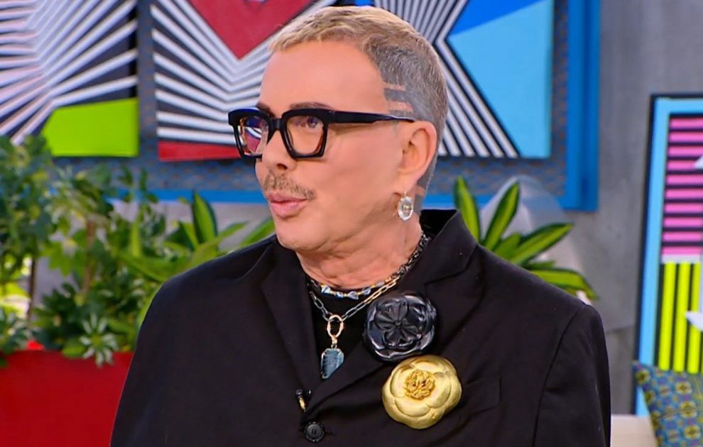 Λάκης Γαβαλάς: Στην Καλαμάτα για να σχεδιάσει ταφόπλακες