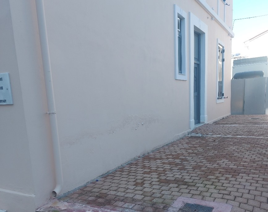 Έφυγαν οι γλάστρες,  φάνηκε η υγρασία…