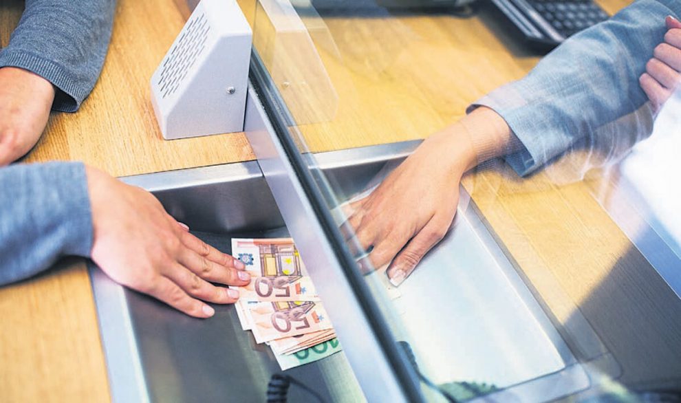 Καταθέσεις στο … μικροσκόπιο: Πότε η εφορία τις θεωρεί “καθαρές” και πότε “κόκκινες”