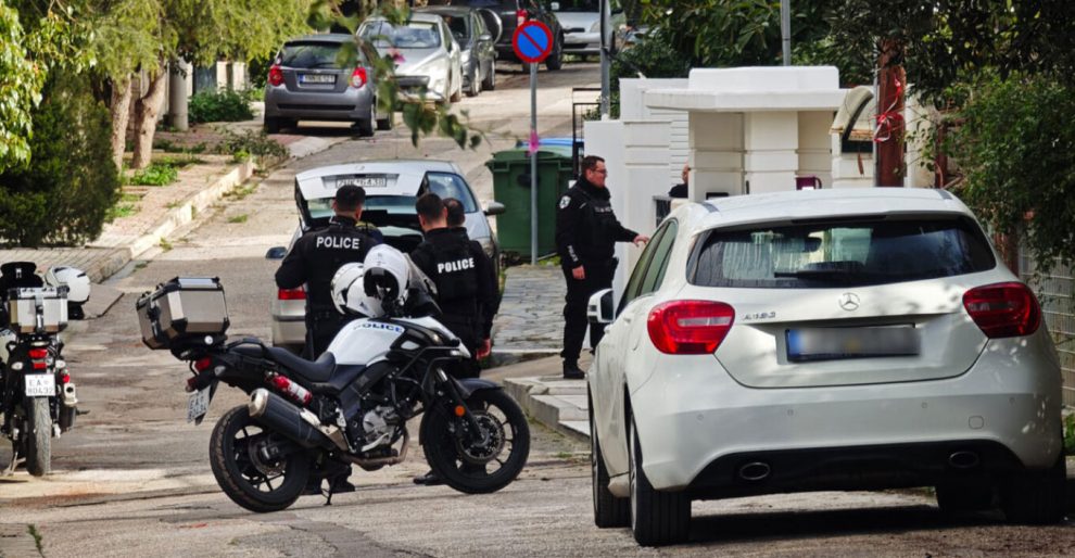 Νεκρός άνδρας σε πορτ μπαγκάζ αυτοκινήτου στη Γλυφάδα – Συνελήφθη ο γιος του, είχε σκοτώσει και τη μητέρα του το 2014