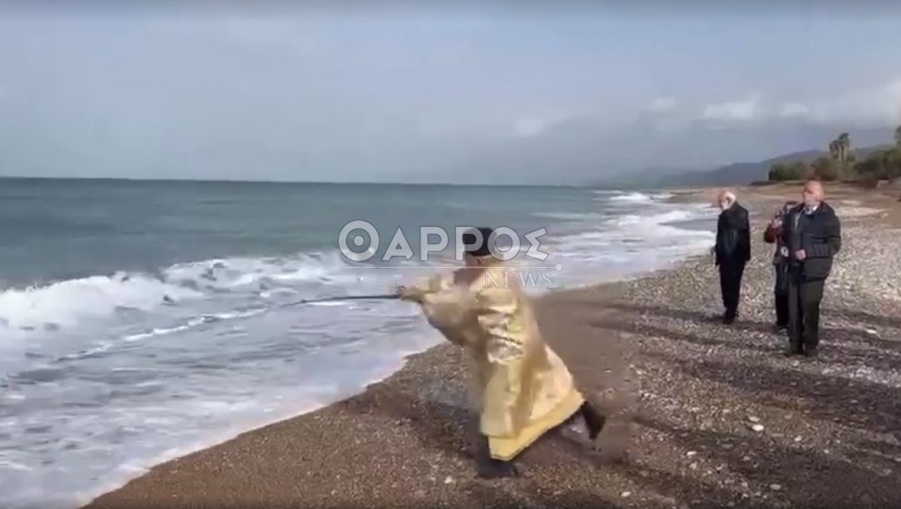 Μεσσηνία: Ιερέας έριξε το σταυρό στη θάλασσα με καλάμι ψαρέματος