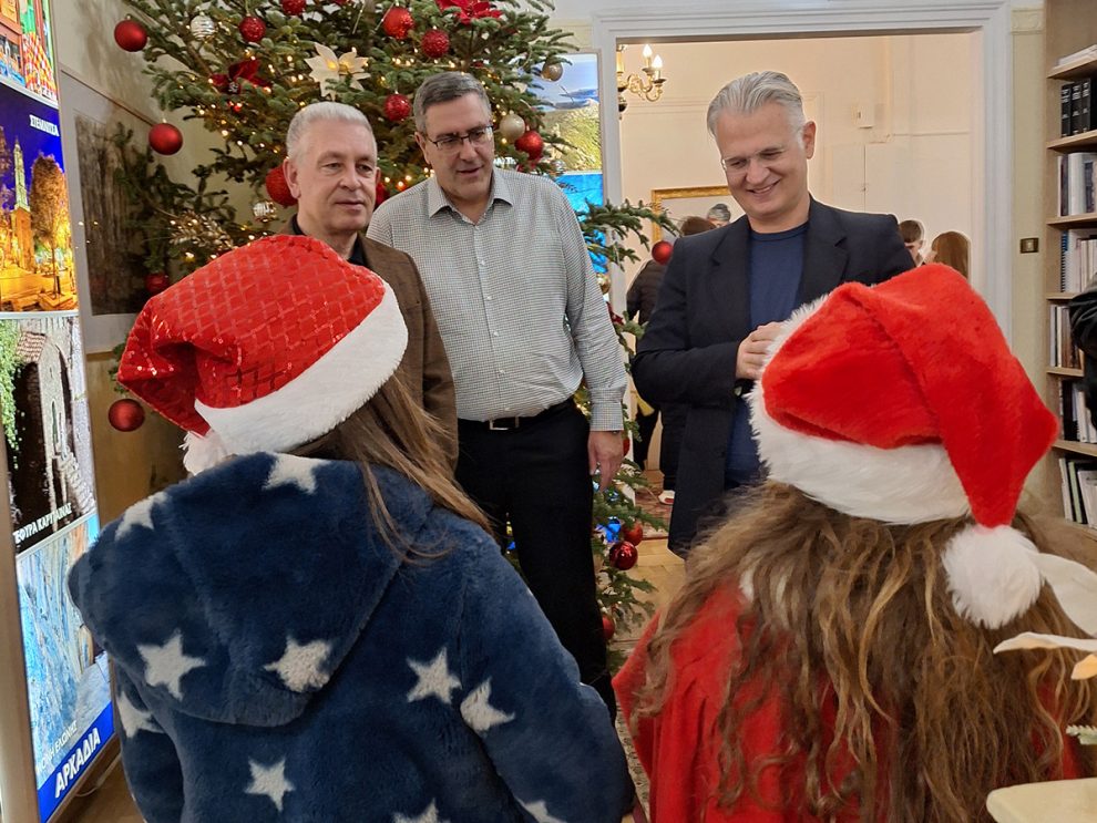 Ευχές, μελωδίες και γιορτινή ατμόσφαιρα για το νέο έτος στην Περιφέρεια Πελοποννήσου