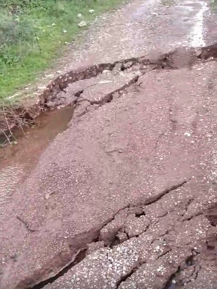 Καταστράφηκε ο κεντρικός αγροτικός δρόμος Αυλώνα – Καρυές