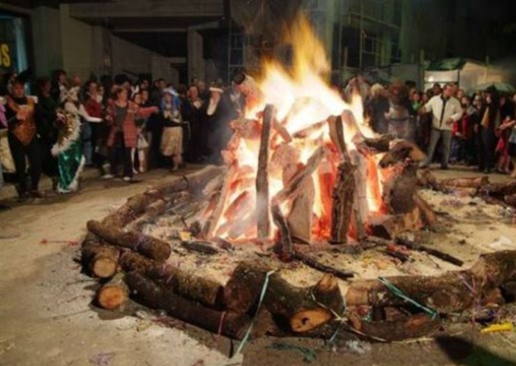 Αναβιώνει έπειτα από χρόνια το έθιμο της φωτιάς στη Μεγάλη Μαντίνεια