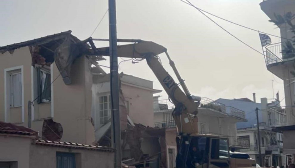 Μεσσήνη: Κατεδαφίστηκε το κτήριο είχε υποχωρήσει η πρόσοψη του