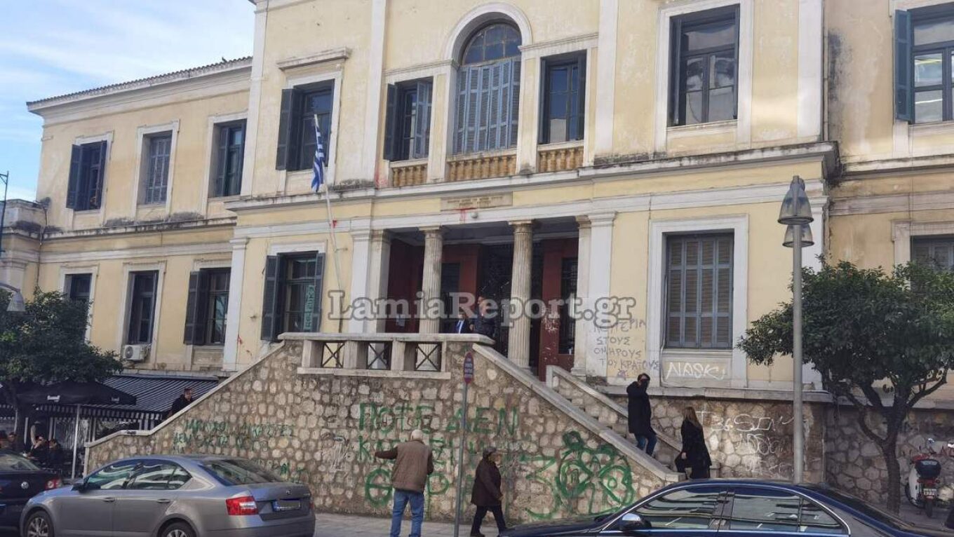 Μητέρα εγκατέλειψε το 9,5 ετών αυτιστικό παιδί της στα δικαστήρια Λαμίας