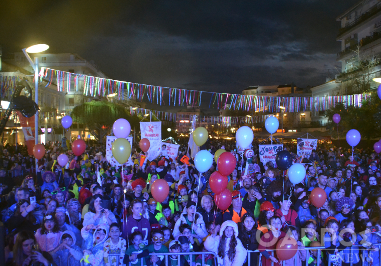 13ο Καλαματιανό Καρναβάλι: Ο καιρός πήγε να τα κάνει μούσκεμα αλλά πήγαν όλα καλά (φωτογραφίες και βίντεο)