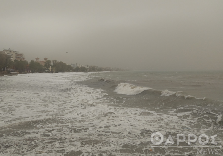 Παραλία Καλαμάτας: Ισχυροί άνεμοι και σκόνη κυριαρχούν (βίντεο)