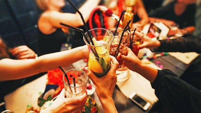 Οι νέοι… γυρνούν την πλάτη πλέον  στο αλκοόλ κατά την έξοδό τους