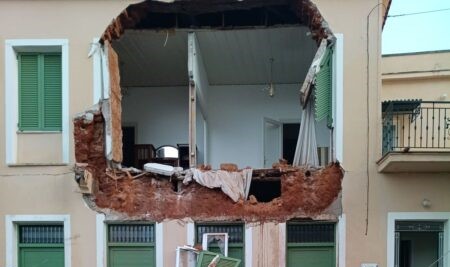 Μεσσήνη: Κατέρρευσε η πρόσοψη σπιτιού