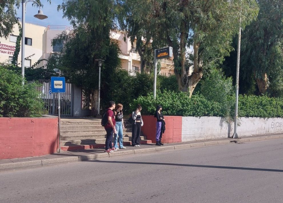 Στάση λεωφορείου με σκέπαστρο, έξυπνη διάβαση  και φωτισμός έξω από τη Φοιτητική Εστία