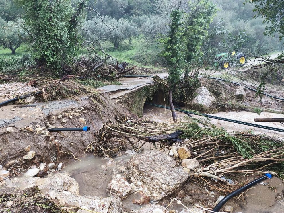 Βρύσες Τριφυλίας: Κινδυνεύει το γεφύρι στον κεντρικό δρόμο προς Μεμί