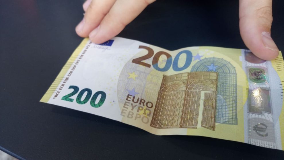 Πήγε στην τράπεζα να «χαλάσει» πλαστό χαρτονόμισμα και συνελήφθη
