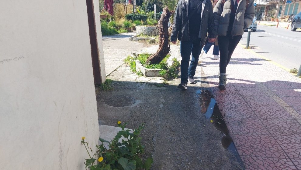 Ας απομακρυνθεί  αφού ενοχλεί