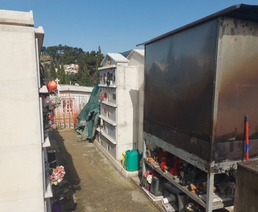 Από λανθασμένο χειρισμό μηχανήματος υποχώρησαν οστεοθυρίδες στο Νεκροταφείο Καλαμάτας