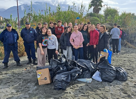 Περιβαλλοντική δράση καθαρισμού ακτής από το 4ο Γυμνάσιο Καλαμάτας