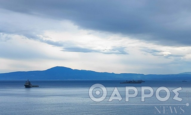 Πολεμικά πλοία στον Μεσσηνιακό κόλπο λόγω καιρού