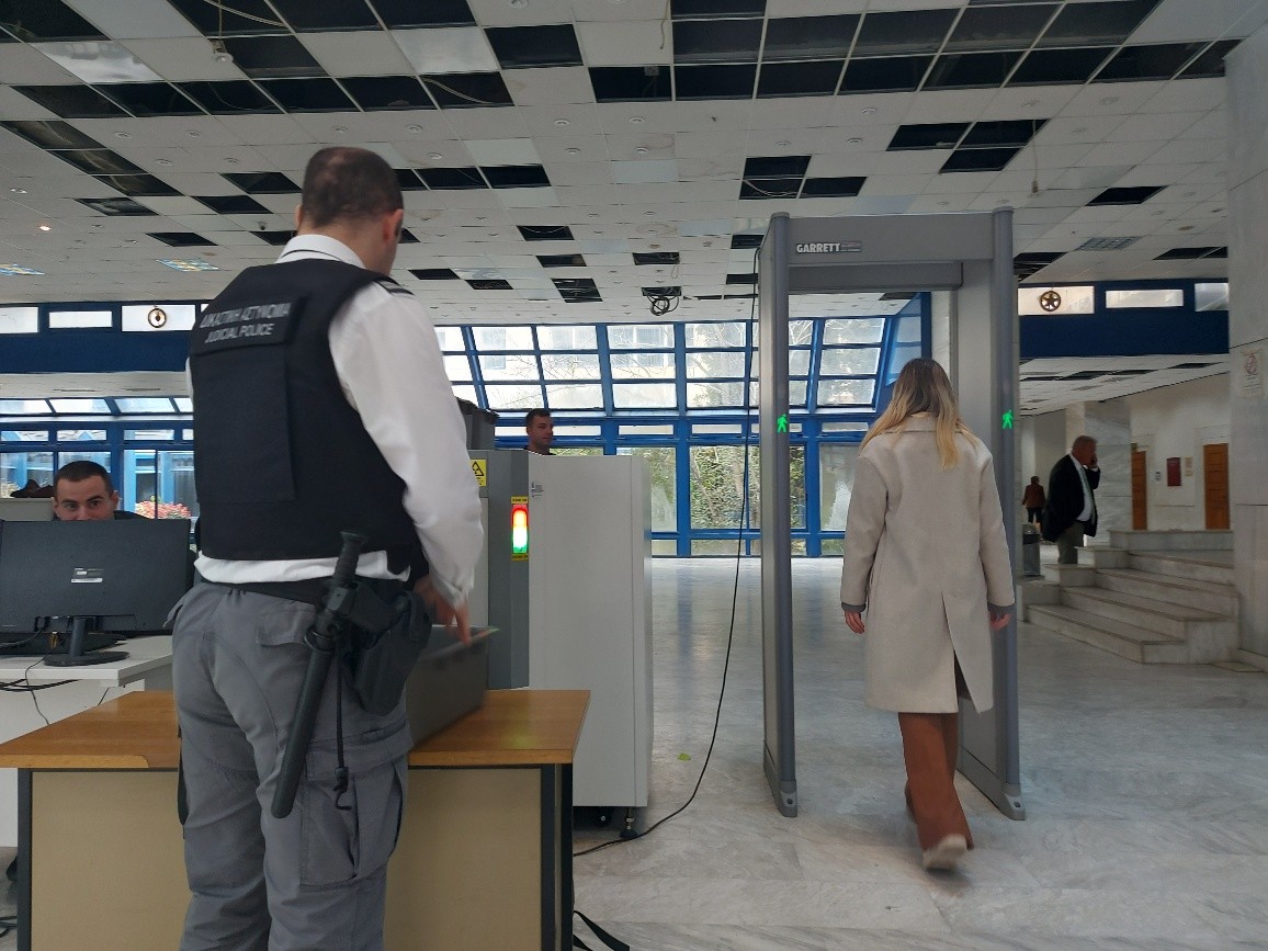 77χρονη επιχείρησε να μπει στο Δικαστικό Μέγαρο Καλαμάτας με μαχαίρι