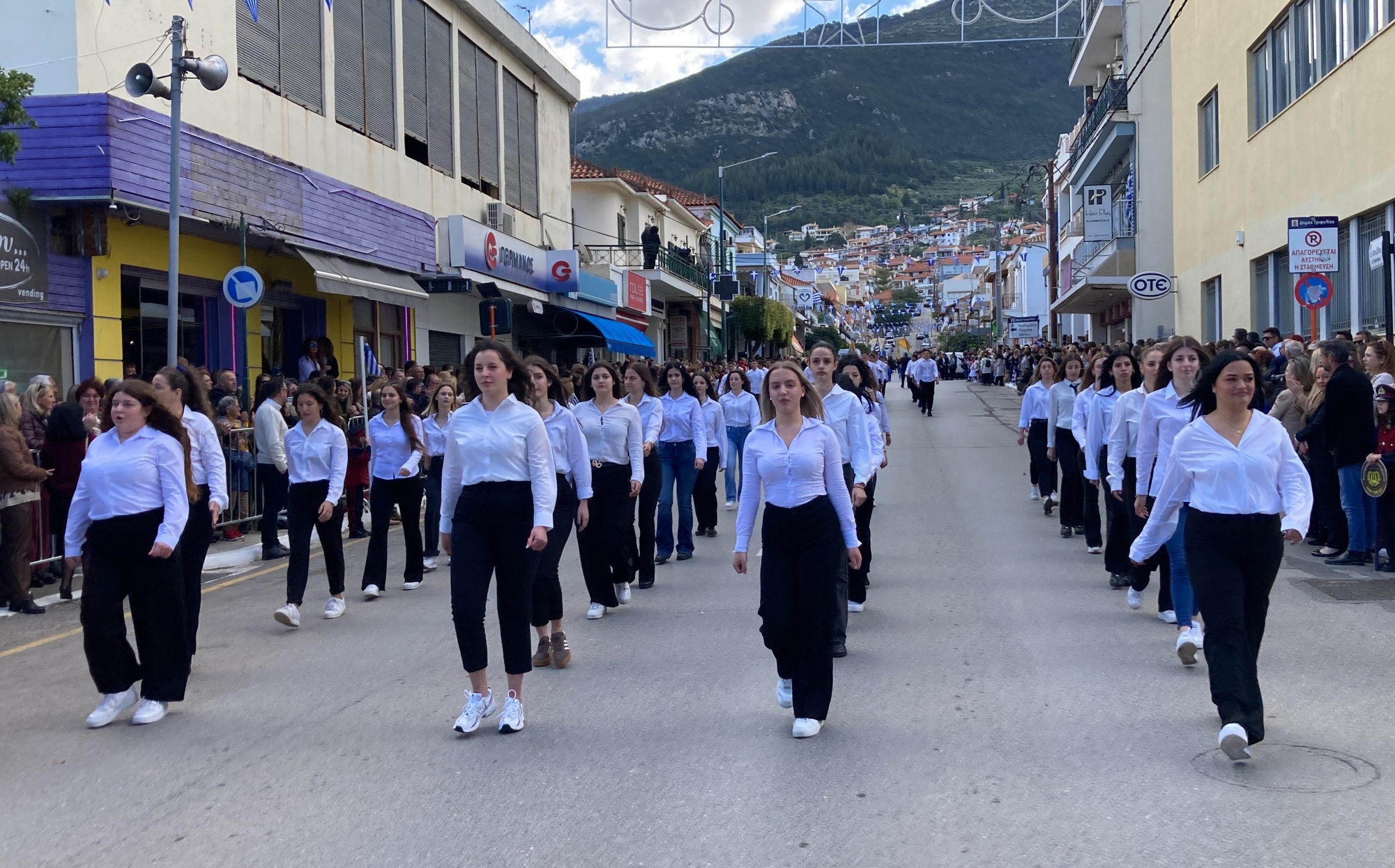 Κυπαρισσία: Χειροκρότησαν την παρέλαση για την 25η Μαρτίου 1821
