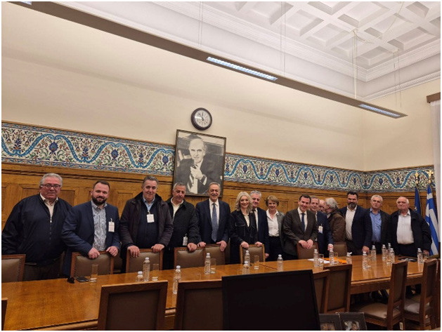 Δυναμική παρέμβαση προέδρων Δημοτικών Κοινοτήτων Ελλάδος στη Βουλή