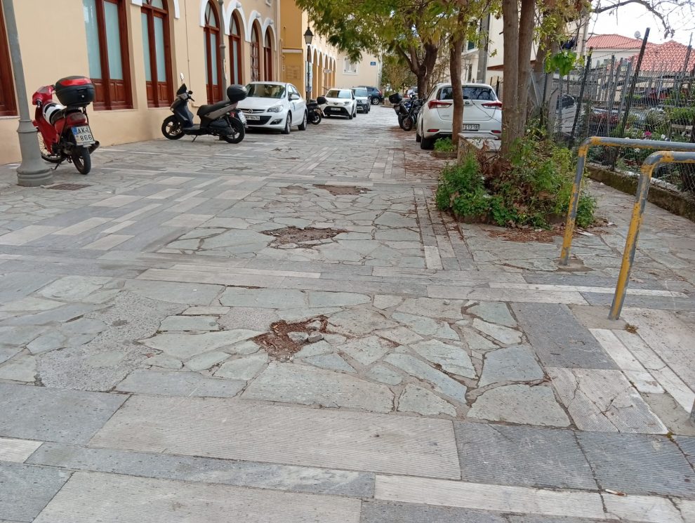 «Κρατήρες» σε πλακόστρωτα  του Ιστορικού Κέντρου