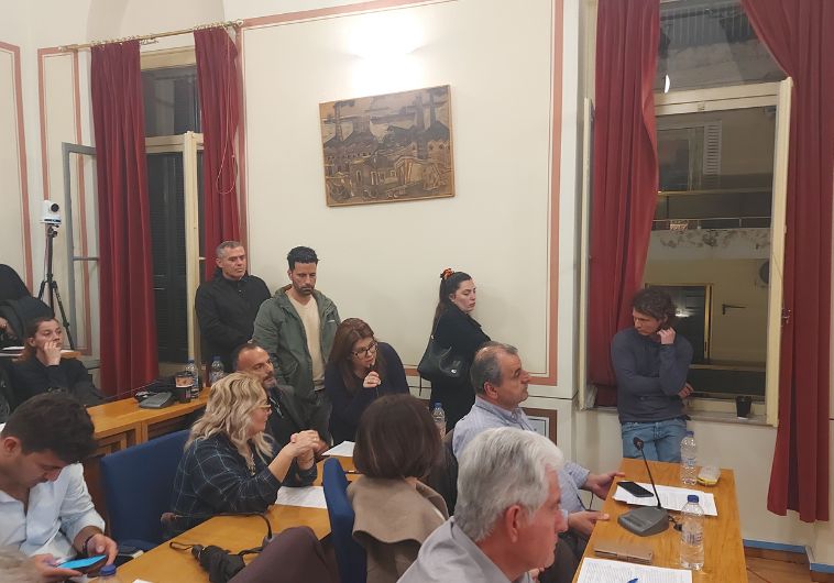 Συνάντηση του δημάρχου Καλαμάτας με τους  απολυμένους που επέστρεψαν στις θέσεις τους