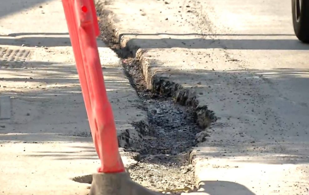 ΔΕΥΑΚ: «Βραχνάς» οι τομές στους δρόμους για τις οπτικές ίνες