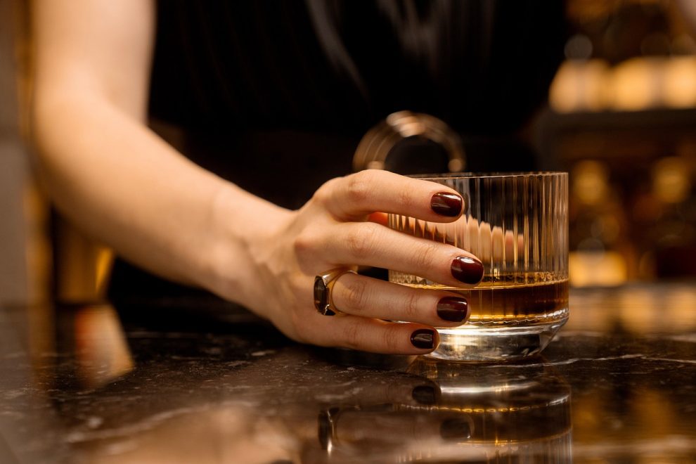 «Έπινα γιατί ήθελα να πνίξω τις στενοχώριες μου. Αλλά τώρα αυτές οι άτιμες έμαθαν να κολυμπάνε»