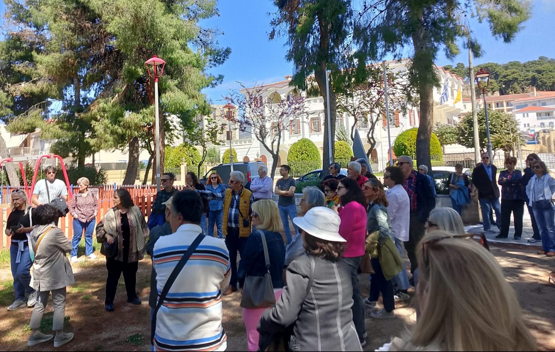 Οι εκπαιδευτικοί πήγαν εκδρομή στα παλιά σχολεία της Καλαμάτας…