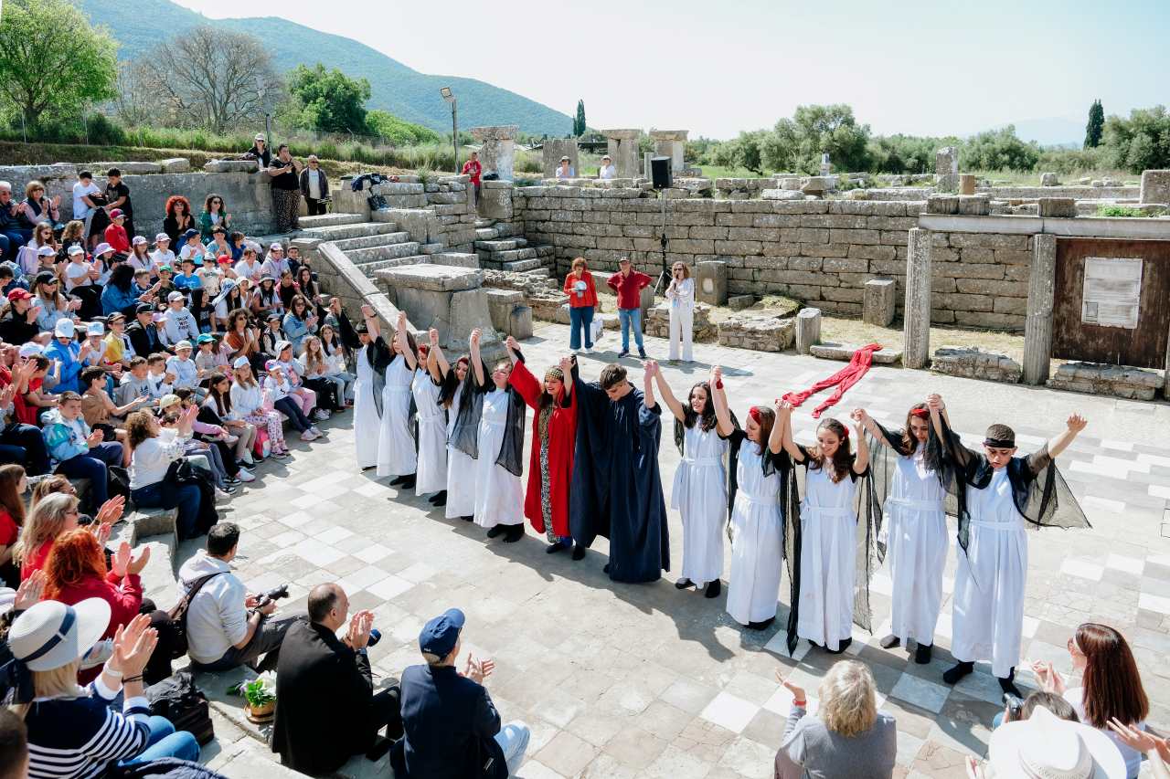 Διεθνές Νεανικό Φεστιβάλ Αρχαίου Δράματος: Χειροκρότημα για «Πέρσες» του Αισχύλου από το 1ο Γενικό Λύκειο Μεσσήνης
