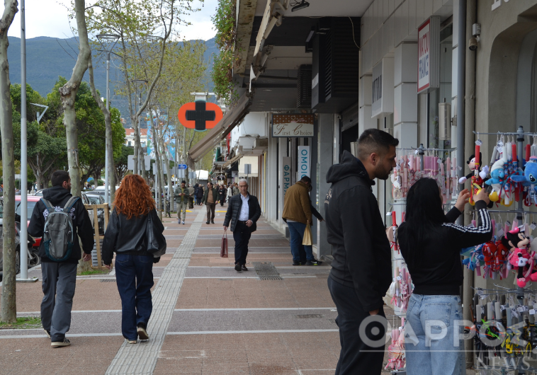 Πασχαλινές αγορές: «Πρώτα το τραπέζι, μετά τα δώρα»
