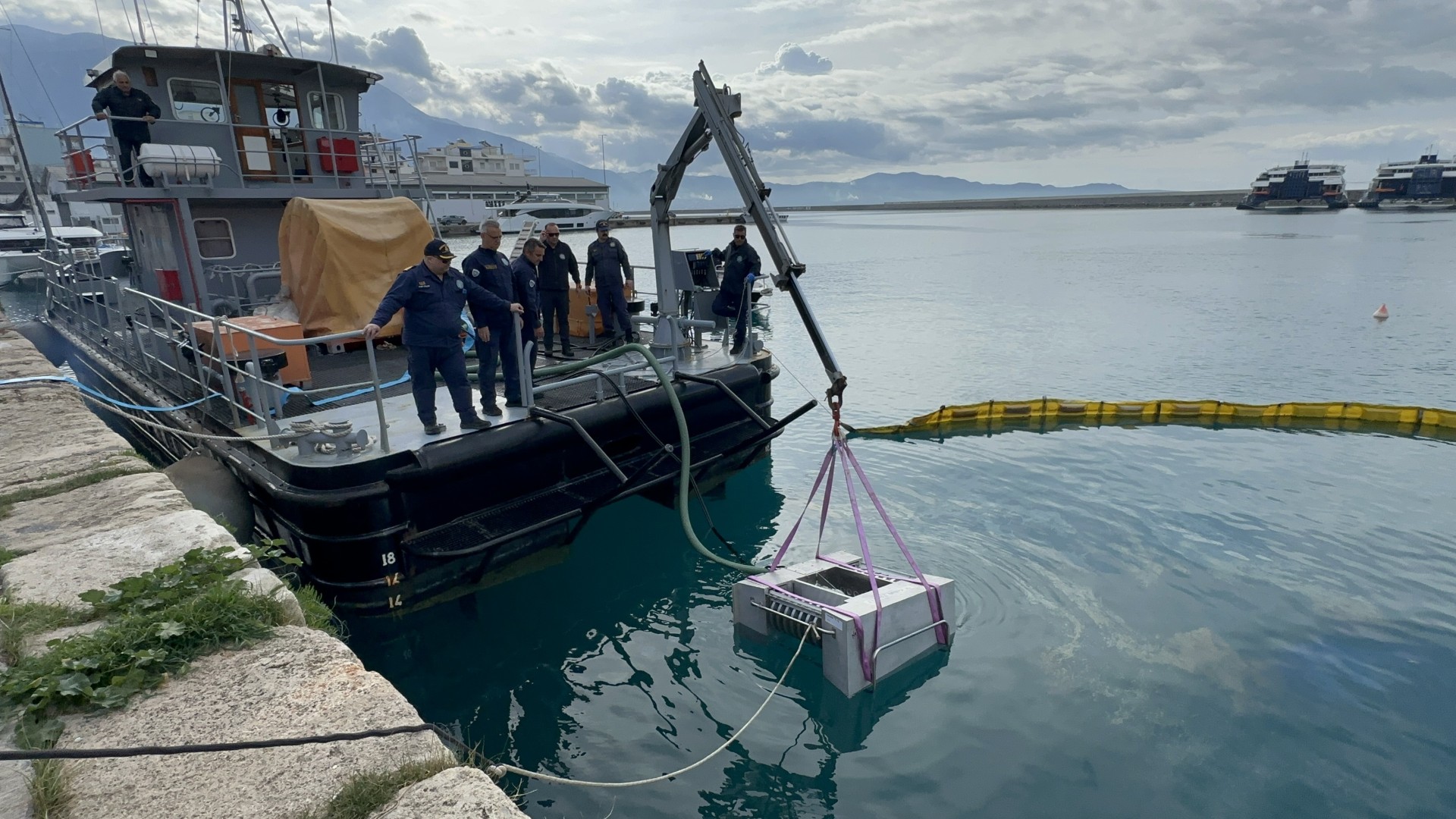 Άσκηση-αντιμετώπιση σεναρίου ρύπανσης  από πετρέλαιο στο λιμάνι της Καλαμάτας