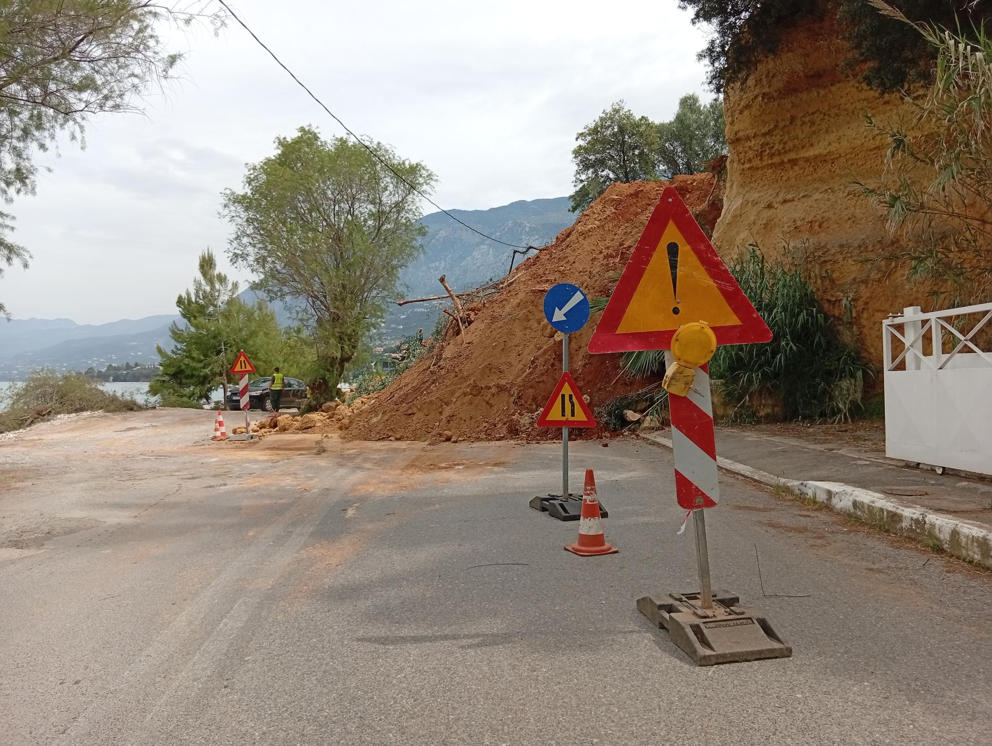 Μικρή Μαντίνεια: «Τρώγεται» ο χωμάτινος όγκος που προκαλούσε κατολισθήσεις στον παραλιακό δρόμο