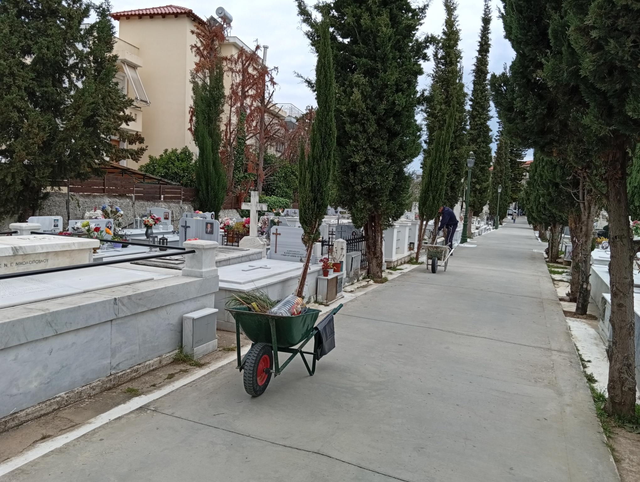 Εργασίες ευπρεπισμού εν όψει Πάσχα  στο νεκροταφείο Καλαμάτας που ξέμεινε από εργάτες