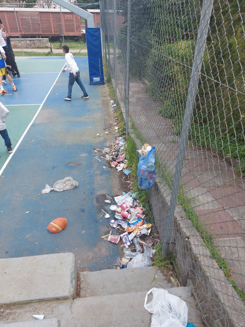 Υπάρχει αρμόδιος;