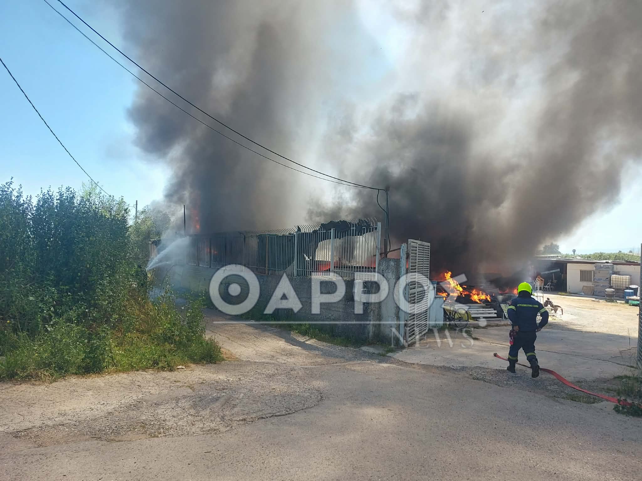Μεγάλη φωτιά σε επιχείρηση στη Νέα Είσοδο Καλαμάτας