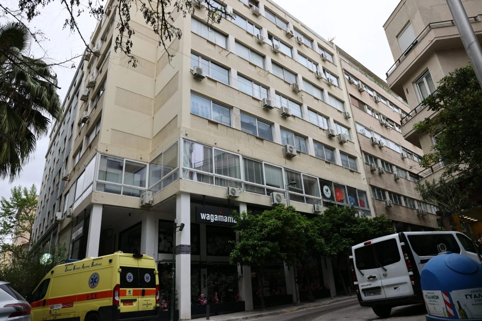Θρίλερ με γυναίκα νεκρή στο κέντρο της Αθήνας: «Άκουσα κραυγές και μια τζαμαρία να σπάει»