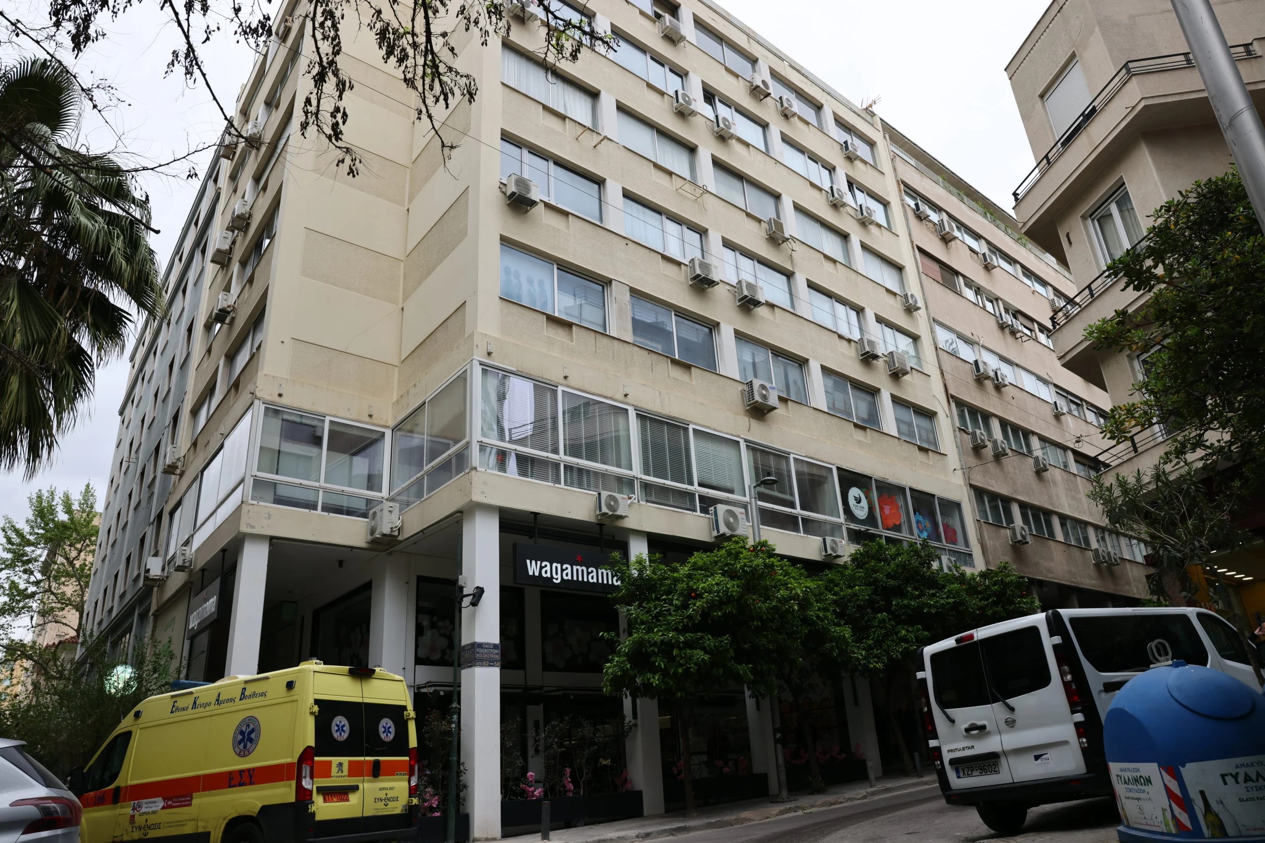 Θρίλερ με γυναίκα νεκρή στο κέντρο της Αθήνας: «Άκουσα κραυγές και μια τζαμαρία να σπάει»