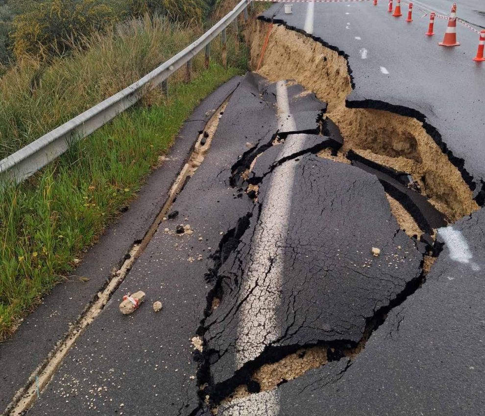 Με καθιζήσεις και προβλήματα δρόμοι στην Πυλία