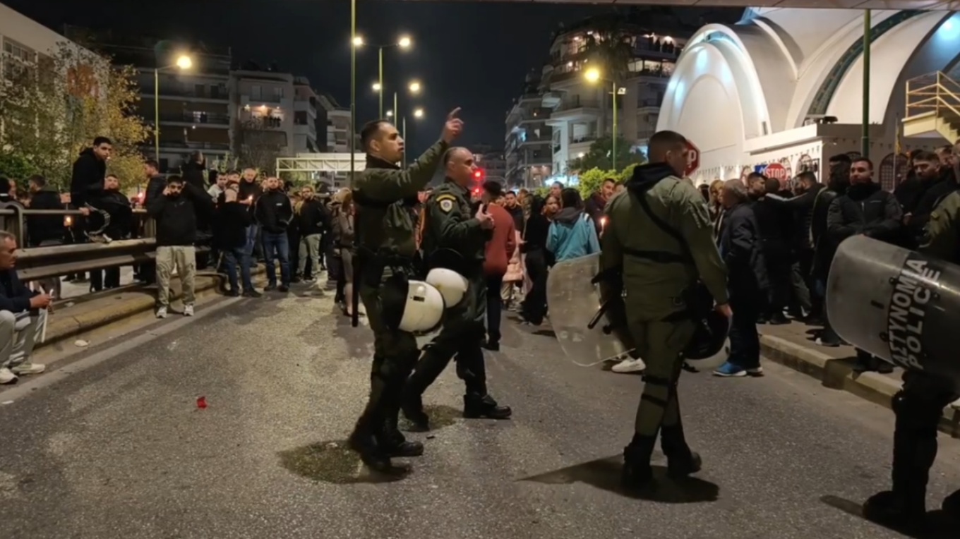 Ανάσταση με ΜΑΤ στον Νέο Κόσμο – Μπλόκο στο «έθιμο» με τις μολότοφ, έλεγχοι και συλλήψεις