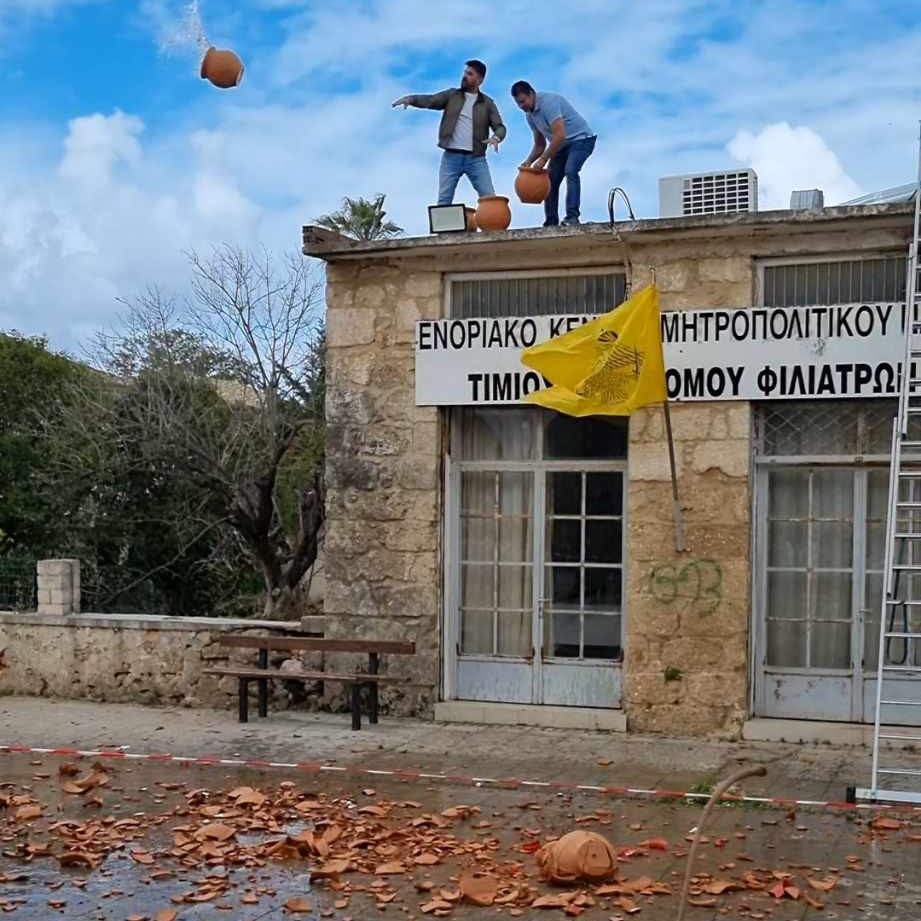 Φιλιατρά: Το έθιμο με σπάσιμο κανατιών μετά την Πρώτη Ανάσταση